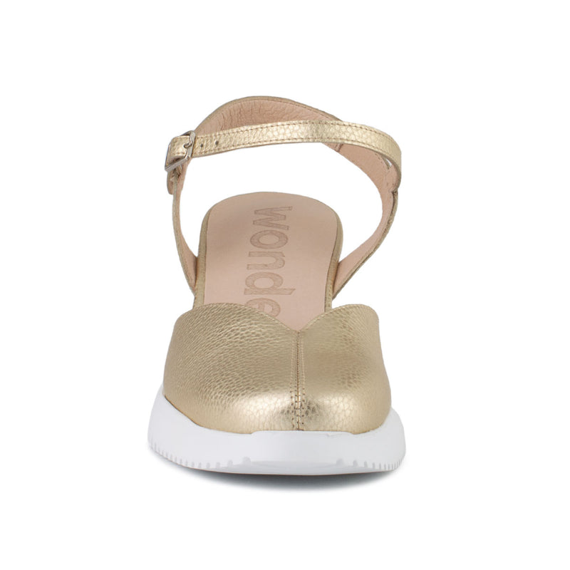 Zlaté sandále Wonders. 