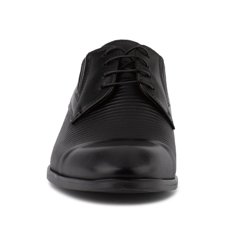 Čierna kožená elegantná pánska obuv v klasickom prevedení.
